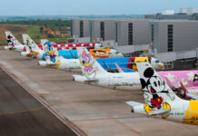 Azul reúne cinco aeronaves temáticas da Disney em ação inédita em Viracopos
