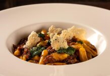 Alloro al Miramar destaca massa artesanal com ragu de ossobuco para o Dia do Macarrão